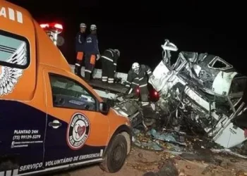 Al menos 25 muertos por choque entre un micro y un camión en estado de Bahía, Brasil