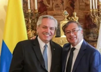 Desde España, Alberto Fernández respaldó a Petro tras las críticas de Milei