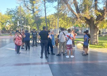 Un grupo de personas llevó a cabo un cacerolazo en San Rafael contra las medidas del gobierno nacional