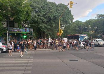 “Cacerolazo cultural”: un grupo de artistas se manifestó en el centro contra la Ley Ómnibus