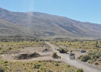 Vialidad provincial trabaja en la ruta 220 para mejorar el camino al hotel abandonado y la laguna de El Sosneado