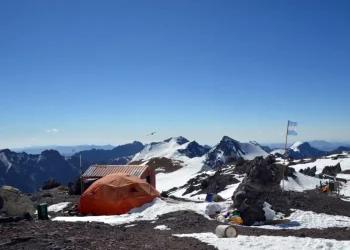 Cómo funciona el “hospital” más alto del mundo que asiste a los andinistas en el Aconcagua