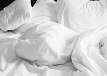 Cómo lavar una almohada para que luzca como nueva