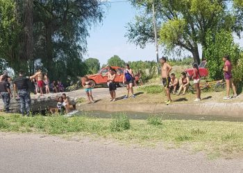 Tapones en canales de riego: bañistas atacan al personal de Irrigación y a la policía y denuncian que la justicia no actúa