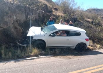 Valle Grande: turistas chocaron contra un cerro y resultaron lesionados