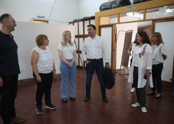 García Zalazar entregó mobiliario escolar en San Rafael