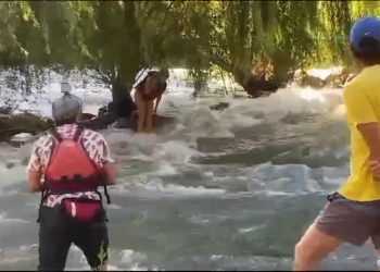 Debieron rescatar a una turista que hacía rafting y cayó de la balsa en el río Atuel. Mirá el video