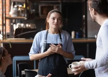 Le preguntó al jefe por las propinas que le habían dejado en el restaurante y la respuesta la indignó: «Qué poca vergüenza»