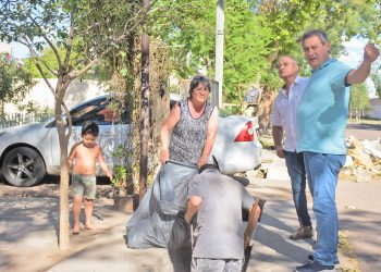 Félix salió a supervisar la limpieza y destacó a los vecinos que colaboran