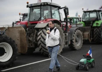 Los agricultores mantienen un bloqueo de rutas alrededor de París
