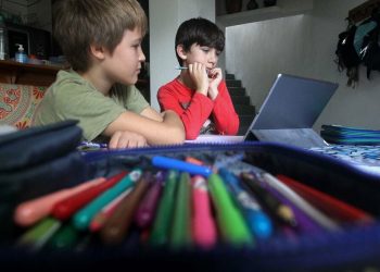 Cuáles son los cambios que plantea la “Ley Ómnibus” en educación: dudas y polémica en torno a la implementación de un sistema semipresencial