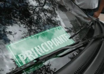 Recién aprende a manejar y se lo advierte a los otros conductores con un simpático cartel: “El que avisa no traiciona”