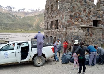 Intenso operativo de limpieza en el hotel abandonado de El Sosneado para el disfrute de turistas