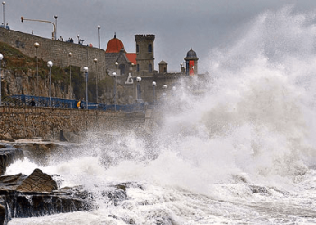 Un tsunami en Mar del Plata: el día que tres olas gigantes sembraron el pánico y dejaron más de 100 heridos