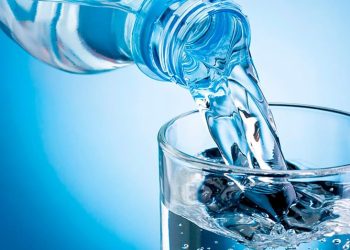 El agua embotellada contiene cientos de miles de pedacitos de plástico, según un estudio