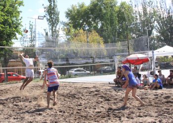 Se juega un importante torneo de beach vóley en Villa Atuel