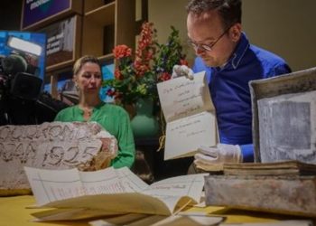 Abrieron una cápsula del tiempo de 99 años en Países Bajos que contiene documentos napoleónicos