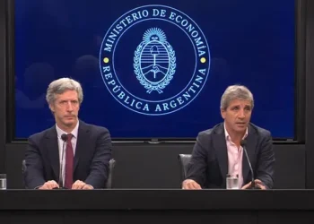 Caputo descartó pedirle otro préstamo al FMI y advirtió: “Si la Ley Ómnibus no pasa, las medidas van a ser más duras”