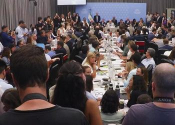  La oposición exigió que sean convocados Posse, Caputo y Sturzenegger para discutir la Ley Ómnibus