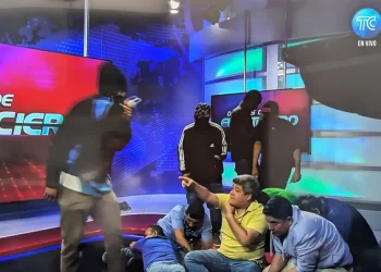 Videos: delincuentes tomaron un canal de TV en una jornada de extrema violencia en Ecuador