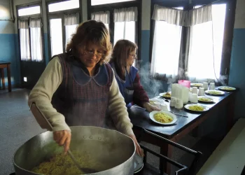 Creció un 21% la cantidad de alumnos que reciben el almuerzo en escuelas estatales: ya son uno de cada cuatro