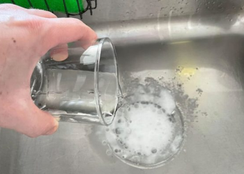 El truco más eficaz para limpiar un desagüe obstruido en un minuto