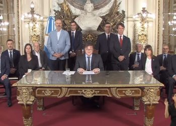 Habilitaron la feria judicial para tratar los amparos contra el DNU de Javier Milei