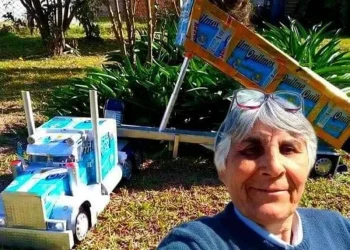 De manejarlos a fabricarlos: Darío es jubilado y confecciona camioncitos con latas de cerveza recicladas