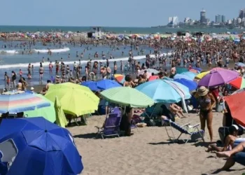 Horror en Mar del Plata: un turista salió del mar, se descompensó en la orilla y cayó fulminado delante de todos
