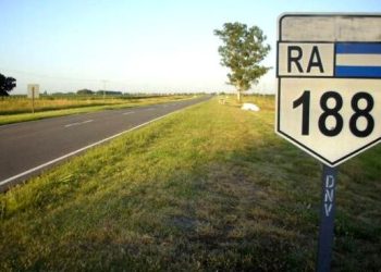 Un automóvil con turistas volcó en la Ruta 188