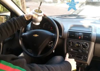 ¿Tomás mate cuando manejás? Mirá en qué provincias te pueden hacer multa