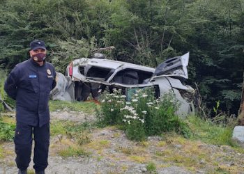 Otra tragedia en el país: un auto se despistó, impactó contra un árbol y murieron tres personas