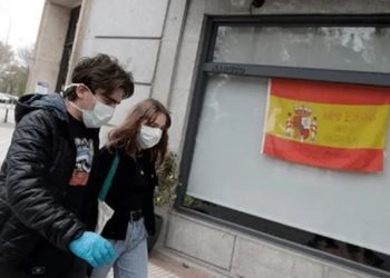 Ante un brote de virus invernales, España decretó el uso obligatorio de barbijos en hospitales