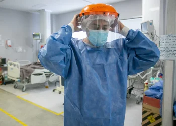 Salud: el Gobierno echó a un médico por faltar casi 60 días durante la pandemia