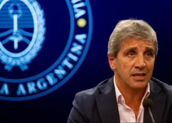 Hubo superávit financiero por primera vez en diez años y Milei felicitó a Caputo: «»Vaaaaaaaamoooooo Toto…!!!»