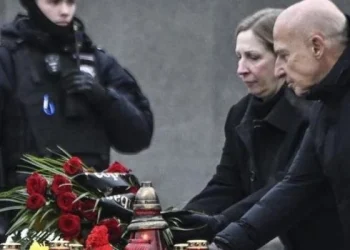 La embajadora de EE.UU. en Rusia visita un memorial improvisado en homenaje al opositor Navalny