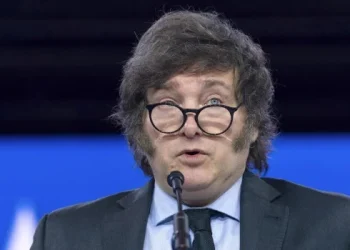 Milei atacó de nuevo al gobernador de Chubut: «Es un pobre chico que no puede leer ni un contrato»