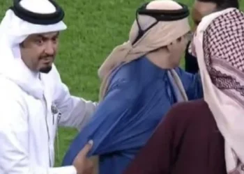 Insólito momento en fútbol de Qatar: Jeque invadió la cancha enfurecido con el árbitro por cobrar un penal