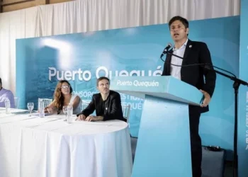 Kicillof: «No culpes a la lluvia, no culpes a la playa, fue Milei quien destruyó la temporada»