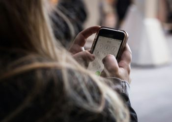 Desconectados: un pueblo europeo prohibió el uso de celulares en la vía pública