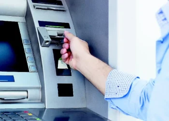 Viajar al exterior: cuánto cobra cada banco por sacar dinero de un cajero automático fuera del país