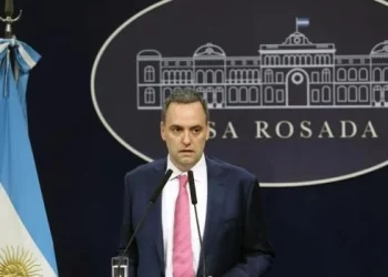Adorni: «Que alguien pueda creer que yo cobro la AUH o un plan es ser imbécil»