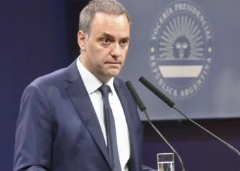 Adorni afirmó que el Gobierno «está evaluando» un plebiscito para avanzar con la ley «Bases»