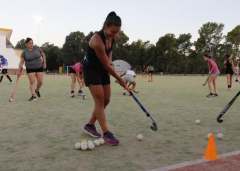 Antonella Bruni brindó una disertación de hockey en General Alvear