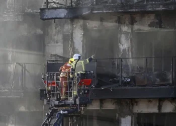 Ascienden a diez los muertos tras un voraz incendio en un edificio en Valencia