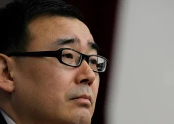 China condenó a muerte en suspenso a un escritor australiano de origen chino acusado de espionaje