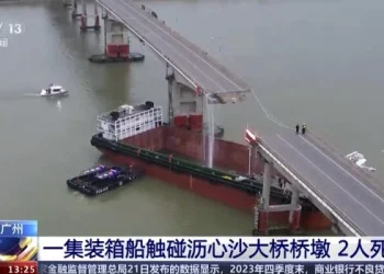 Chocó un buque de carga contra un puente en China y hay cinco muertos