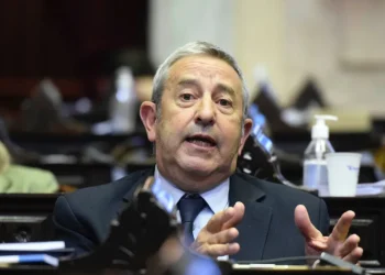 Cobos también presentó un proyecto para prorrogar el Fondo Nacional de Incentivo Docente