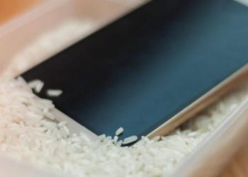 El arroz no funciona en los celulares mojados: cómo secarlos de forma correcta, según los expertos