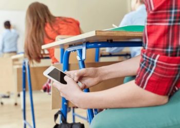 El gobierno británico prohibió el uso de celulares en las escuelas: «Son una distracción»